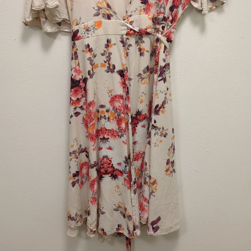 Aakaa Floral Wrap Dress – Boho-Inspired Elegance - Voluminous - Flowy - Delicate - Picture 2 of 12